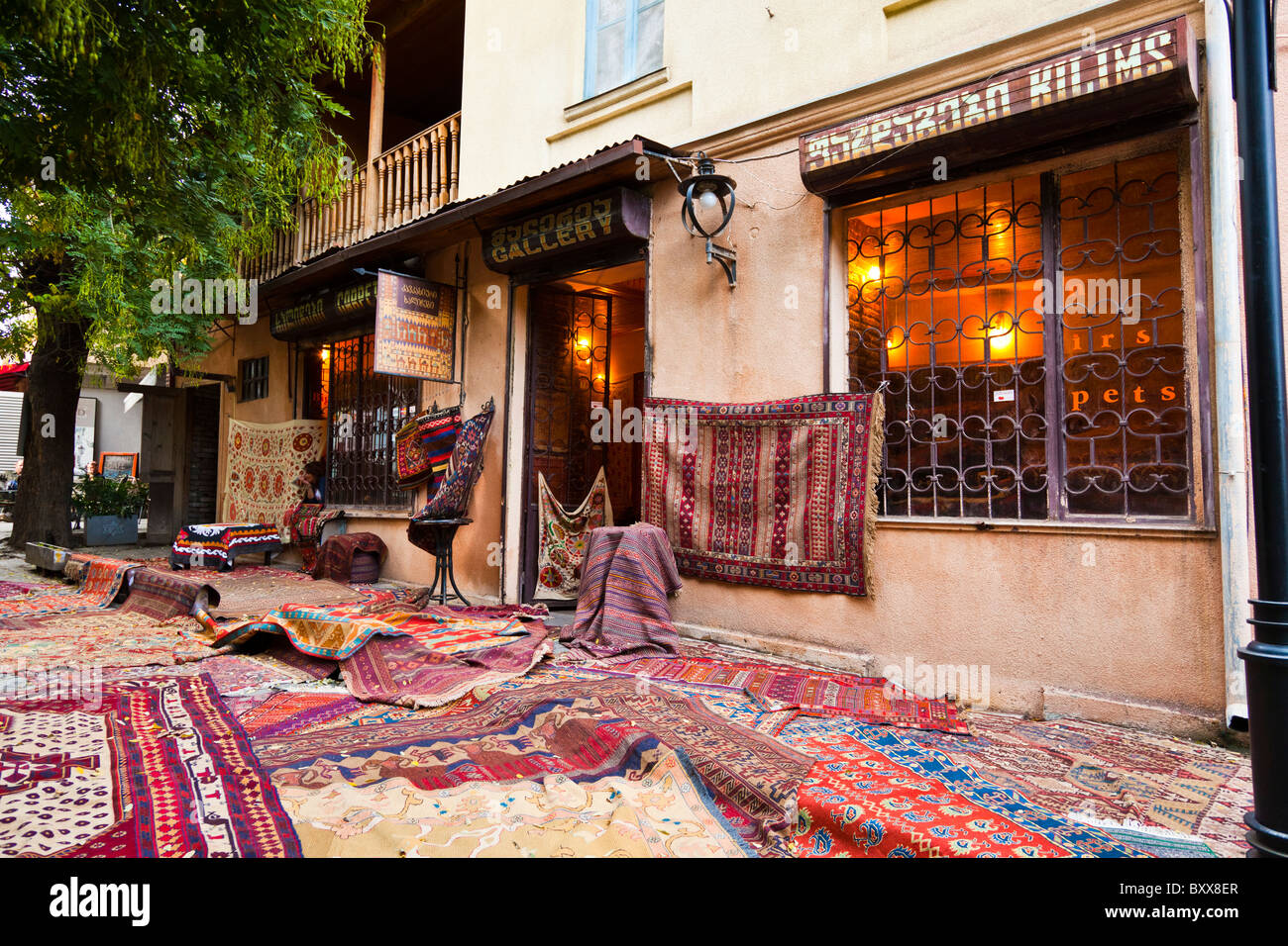 Alfombras en acera tienda de alfombras orientales en Tbilisi, ciudad vieja, Kala, Georgia. JMH4055 Foto de stock