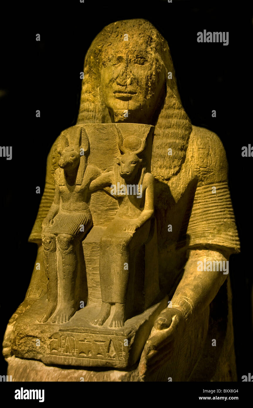 Tumba estatua Rey Angeriautef empleado autor escritor egipcio Anoebis Egipto con Hathor en 1250 A.C. Foto de stock