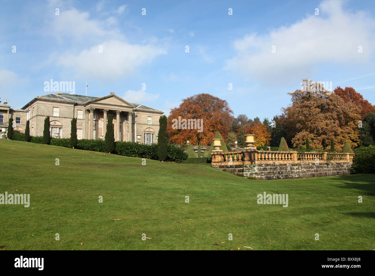 Finca de Tatton Park, Inglaterra. Vista otoñal del siglo XVIII Samuel