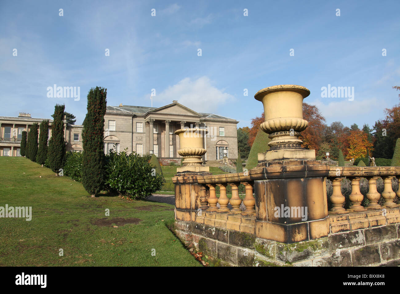 Finca de Tatton Park, Inglaterra. Vista otoñal del siglo XVIII Samuel