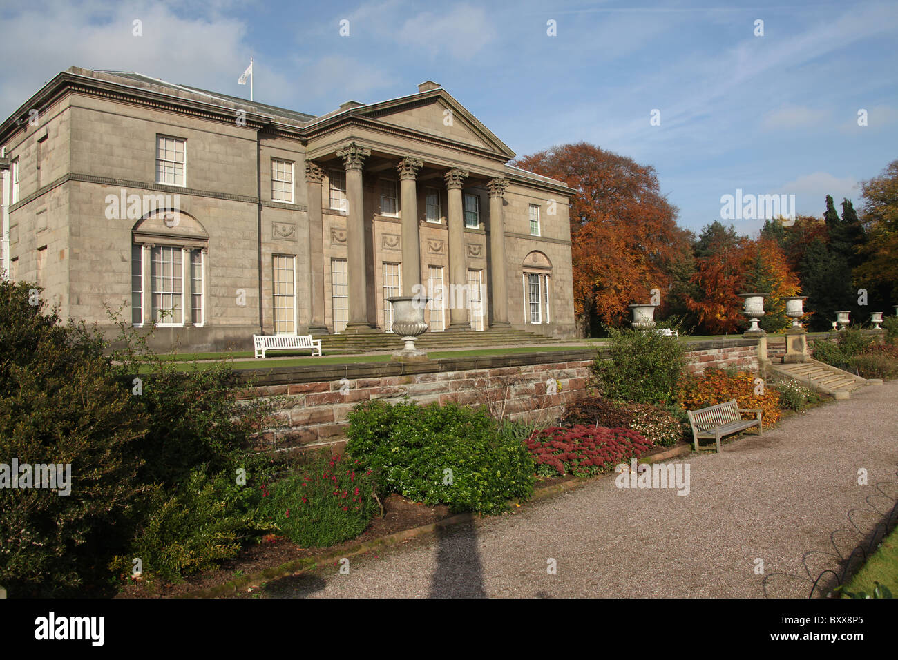 Finca de Tatton Park, Inglaterra. Vista otoñal del siglo XVIII Samuel
