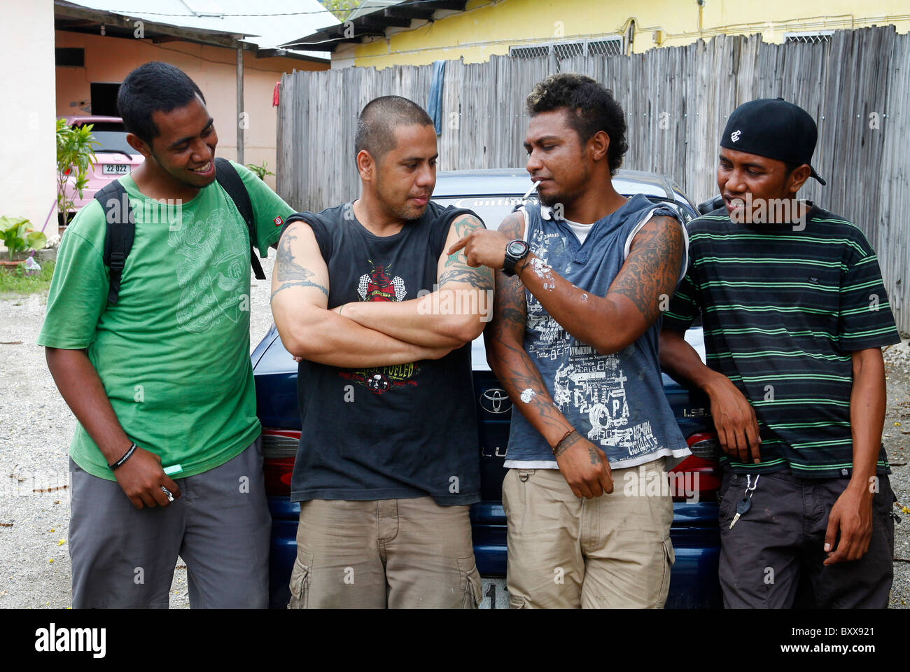 Los miembros de la tristemente célebre pandillas juveniles Seven-Seven tatoo mostrar sus marcas de identificación. Dili, Timor Leste Foto de stock