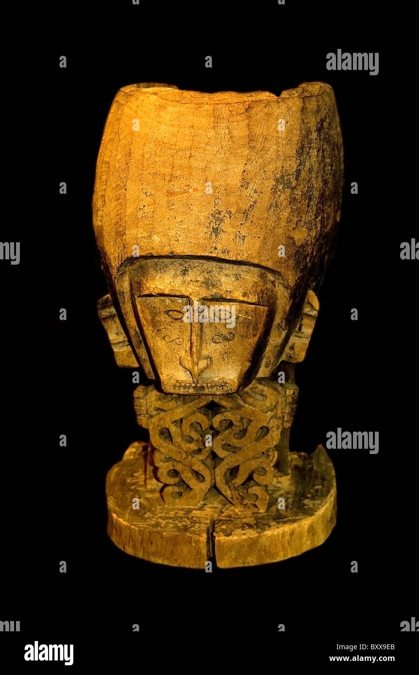 Ancestro figura con cráneo Korwar alma muerta del siglo XIX Papua Nueva Guinea Indonesia Indonesia Wandamenbaai Foto de stock