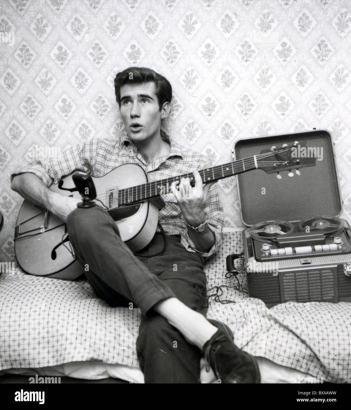 JIM DALE cantante pop inglés y últimamente actor y artista de voz aquí alrededor de 1957 mientras apareciendo en especial Six-Five en BBC TV Foto de stock