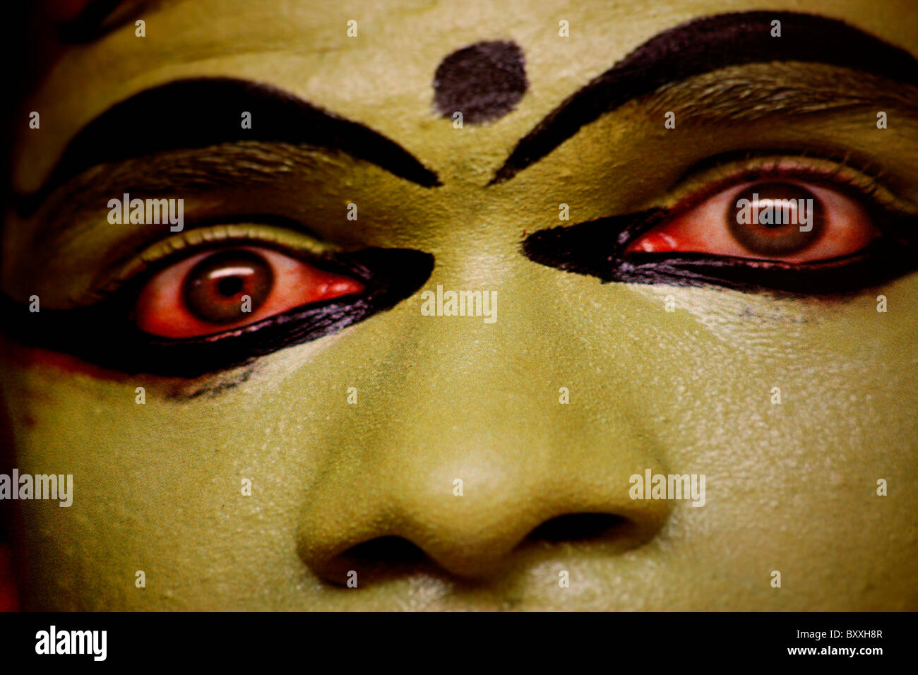 Una persona con maquillaje de Kathakali mostrando cara verde con ojos rojos  Fotografía de stock - Alamy