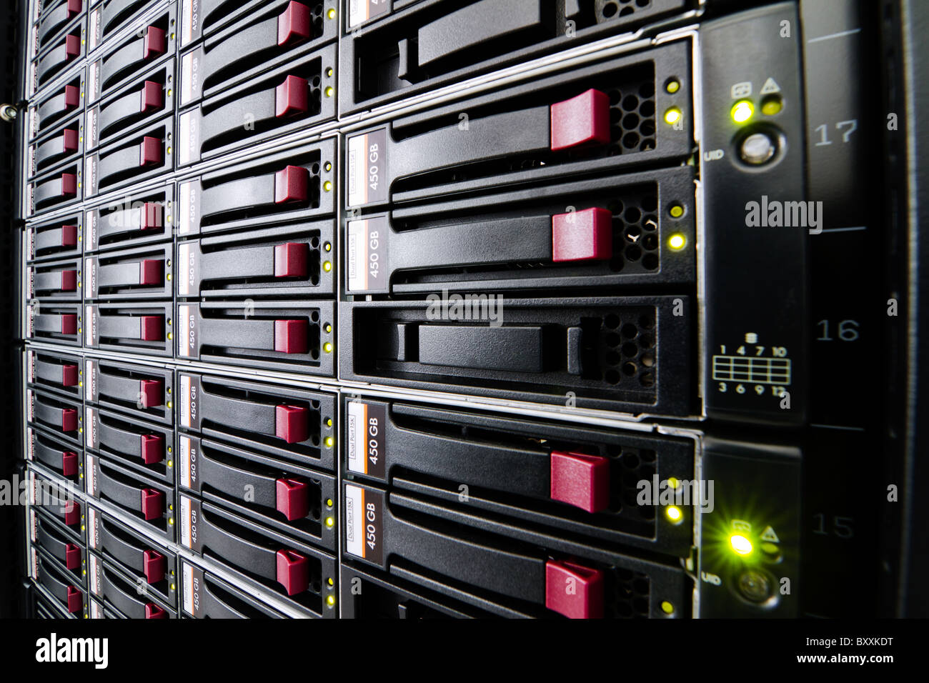 Fila de discos duros montados en rack en un centro de datos Fotografía de  stock - Alamy