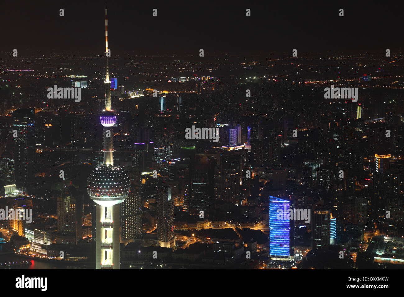 La Oriental Pearl Tower y Shanghai de noche Foto de stock