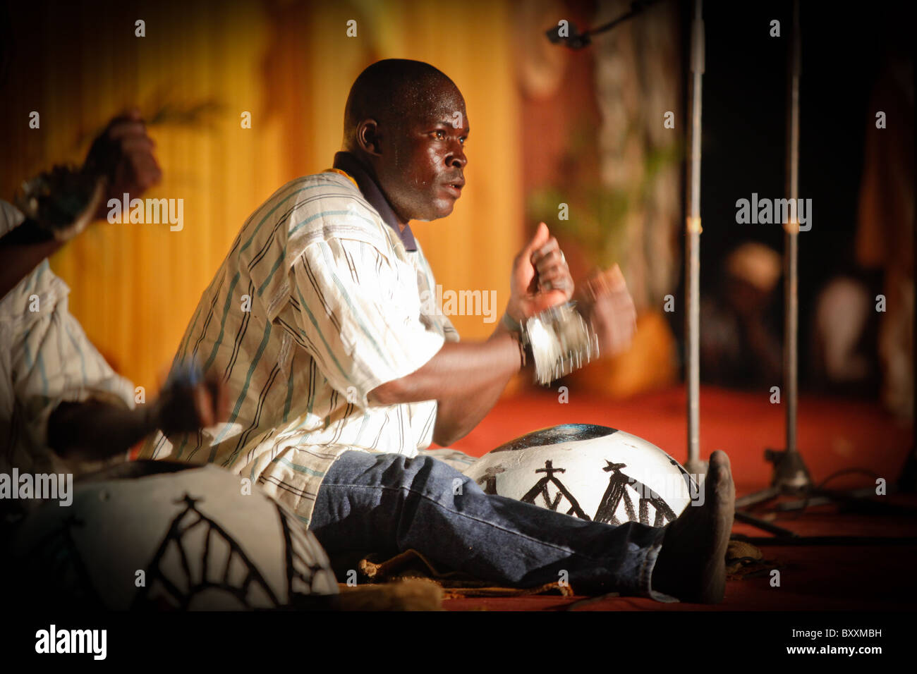 Músicos y bailarines en la 12ª Bienal Salon International de l'Artisanat de Ouagadougou (SIAO) en Burkina Faso. Foto de stock