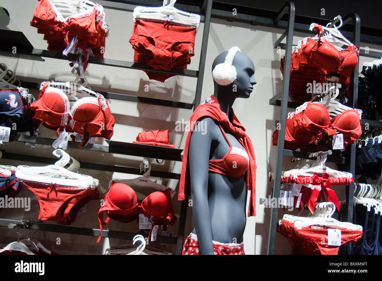 Tienda Tezenis mostrar mujer ropa interior High Street de la ciudad de Roma  Italia shop compras ventas filas fila vender Venta de ropa Fotografía de  stock - Alamy
