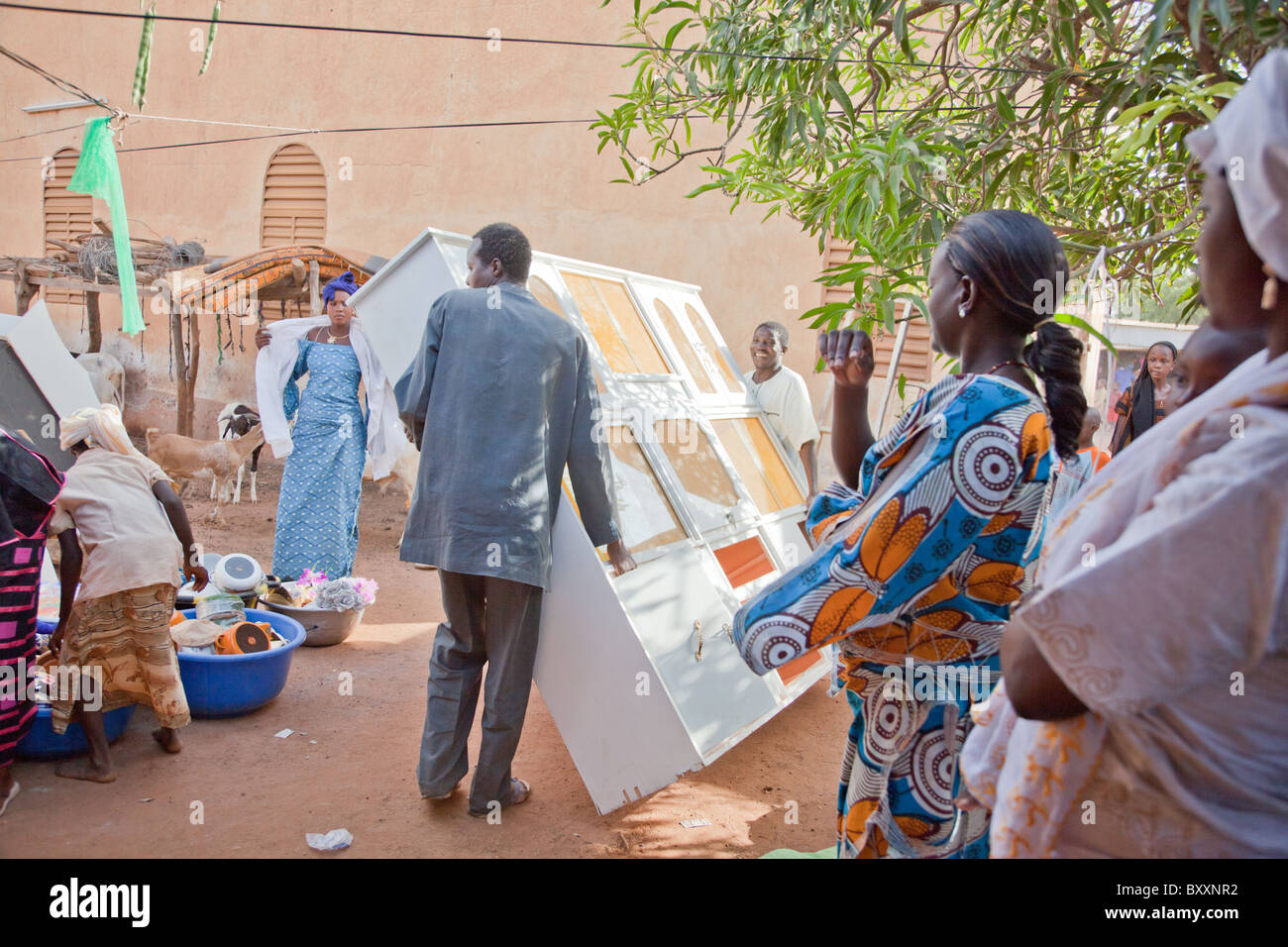 En Burkina Faso, una boda Fulani ha tenido lugar. En el día de la 'bantule' amigos/familia mover muebles en su nuevo hogar. Foto de stock