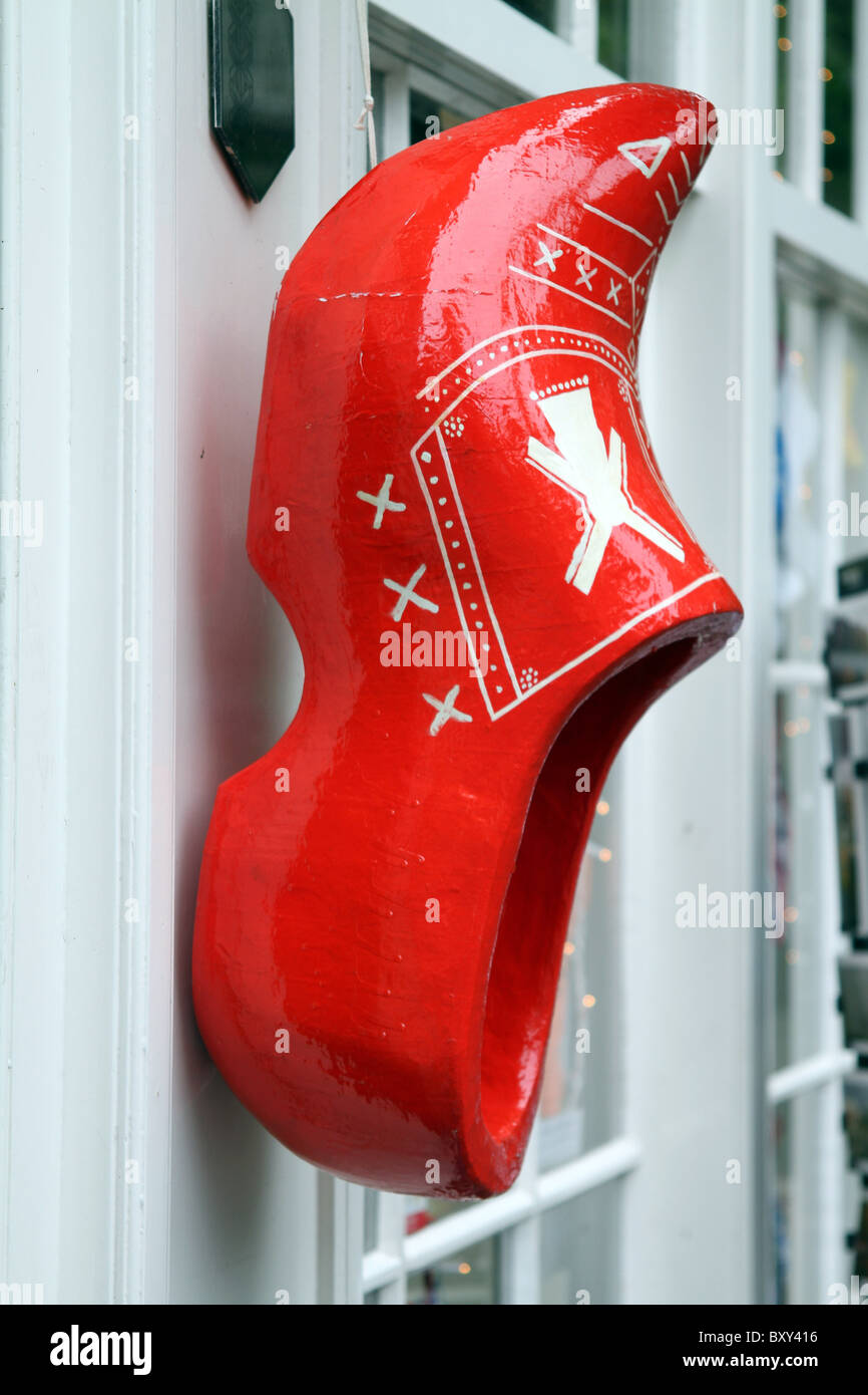 Zapatos de zueco rojo fotografías e imágenes de alta resolución - Alamy