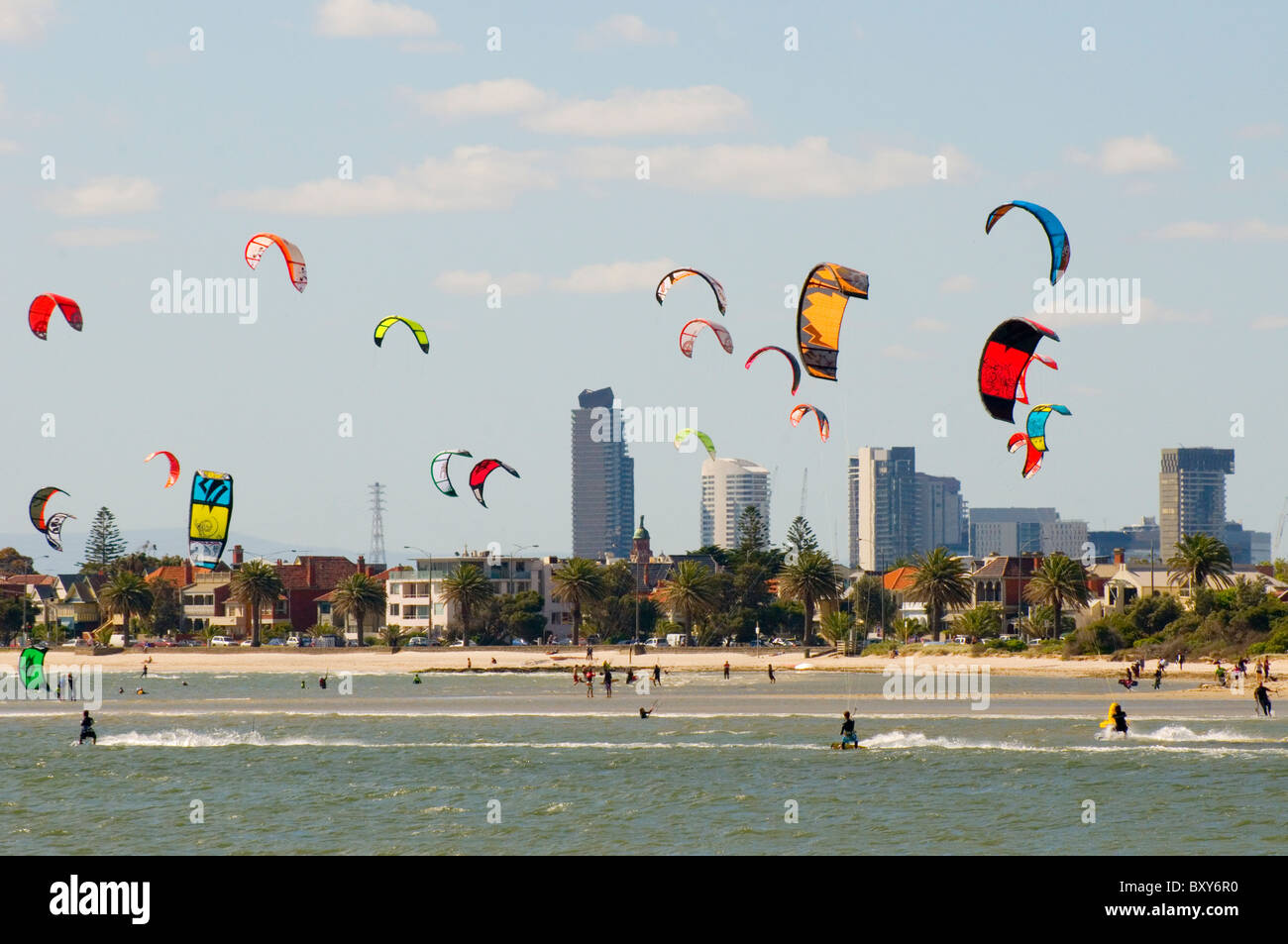 Kite Surf/Vela / embarque en St Kilda en la bahía de Port Phillip, Melbourne Foto de stock
