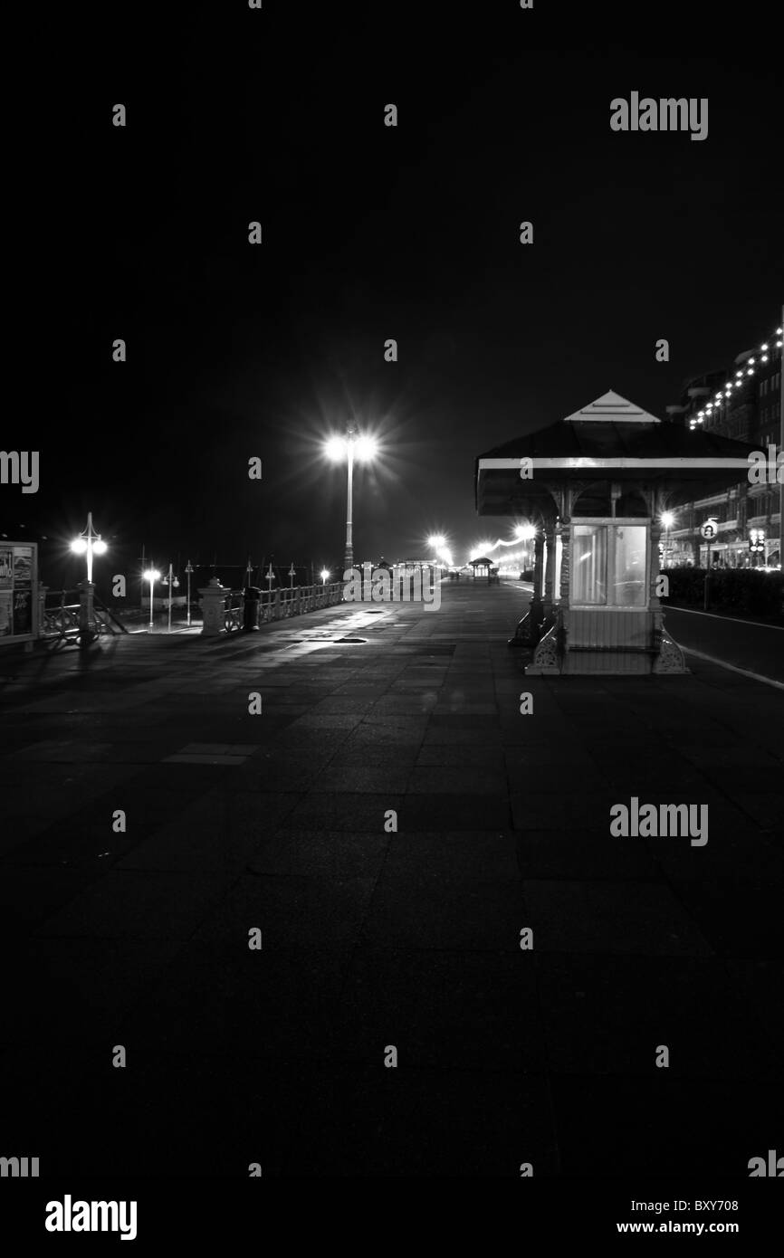 Hay una parada de autobús/alojamiento en Brighton en la noche. Foto de stock