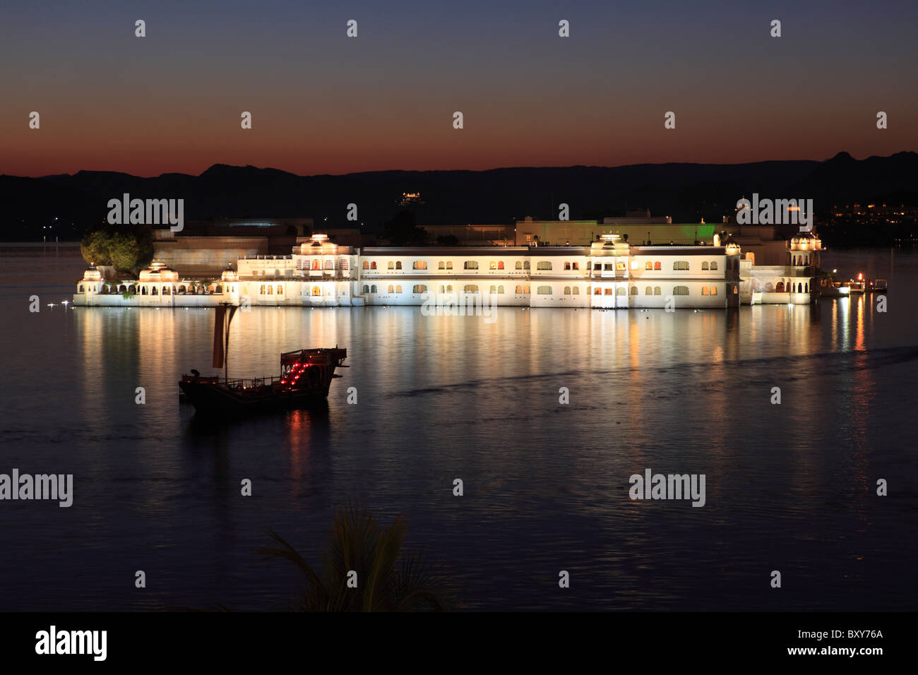 Lake Palace Hotel (anteriormente conocido como jag Niwas) en el Lago Pichola, Udaipur, India Foto de stock