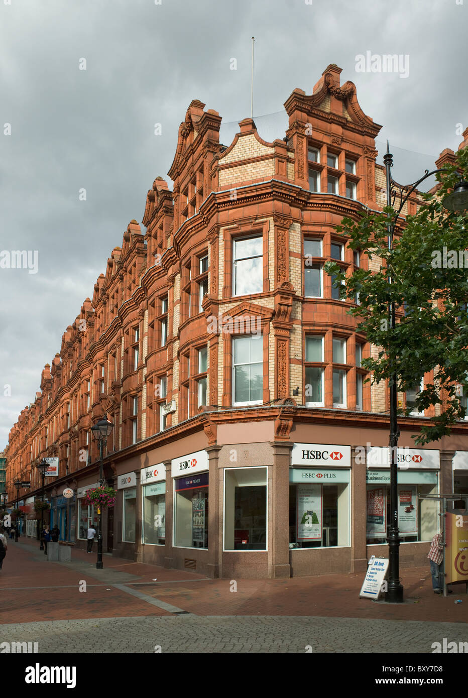 Reading, Berkshire. Queen Victoria Street, c. 1900, gama continua de ladrillo rojo con fachadas barrocas flamencas gables Foto de stock