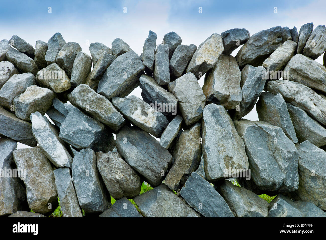 Muro de piedra seca tradicional en el Burren, en el condado de Clare, al oeste de Irlanda Foto de stock