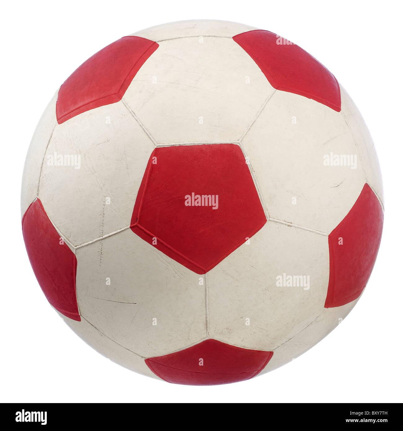 Una pelota de fútbol en blanco y rojo aislado en blanco Foto de stock