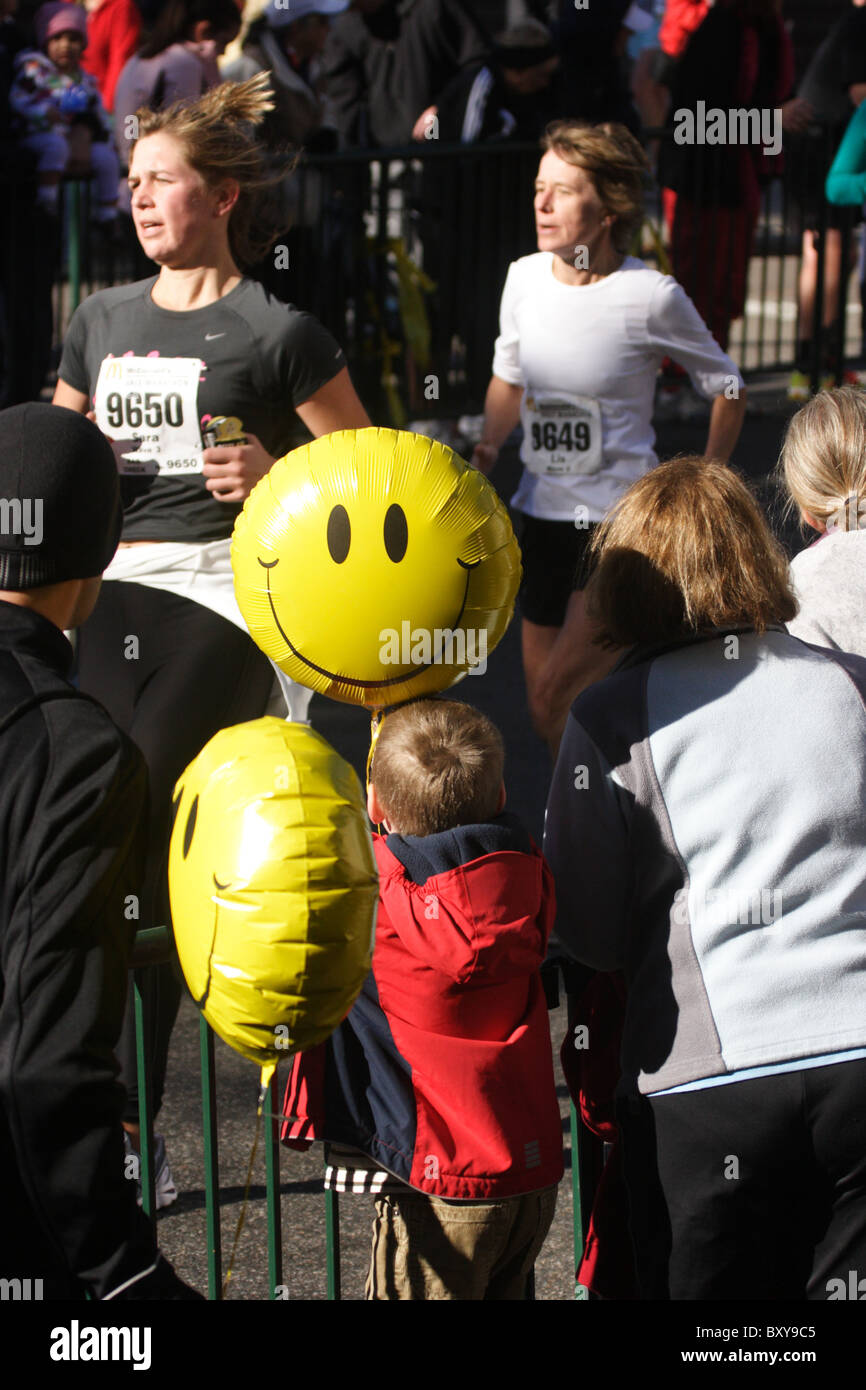 Kid aclamando a corredores de maratón de Richmond en 2010. Richmond, Virginia, EE.UU. Foto de stock