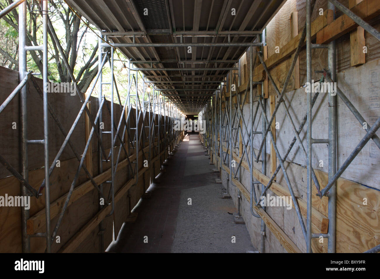 Andamios de protección para la construcción de edificios en Virginia Commonwealth University en Richmond, Virginia, EE.UU. Foto de stock