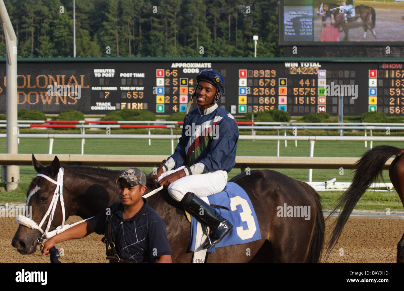 Jockey Malcolm Franklin encabezado para el Winner's Circle en Colonial Downs Racetrack, New Kent County, Virginia, EE.UU. 2010 Foto de stock