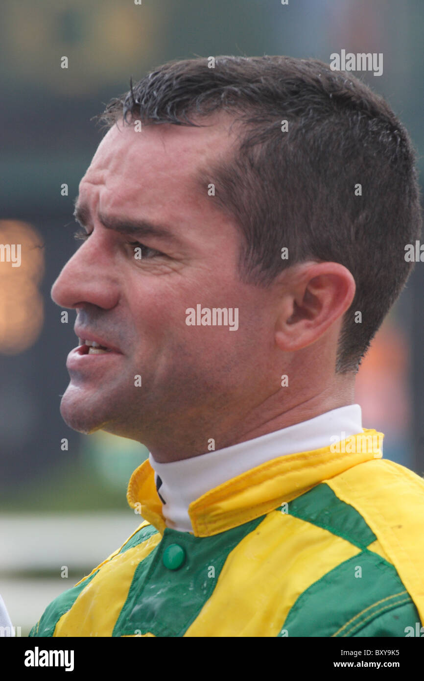 Hall of Fame jockey Kent Desmeroux después de caballo Paddy O' Prado a la victoria en el Virginia Derby en 2010 Foto de stock