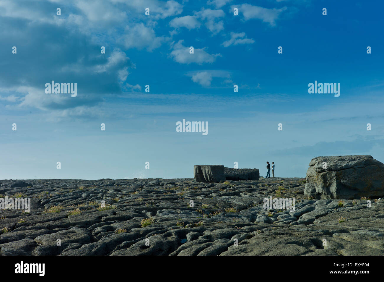 Dos hombres en rocas costeras en Doolin, en el condado de Clare, Costa Oeste de Irlanda Foto de stock