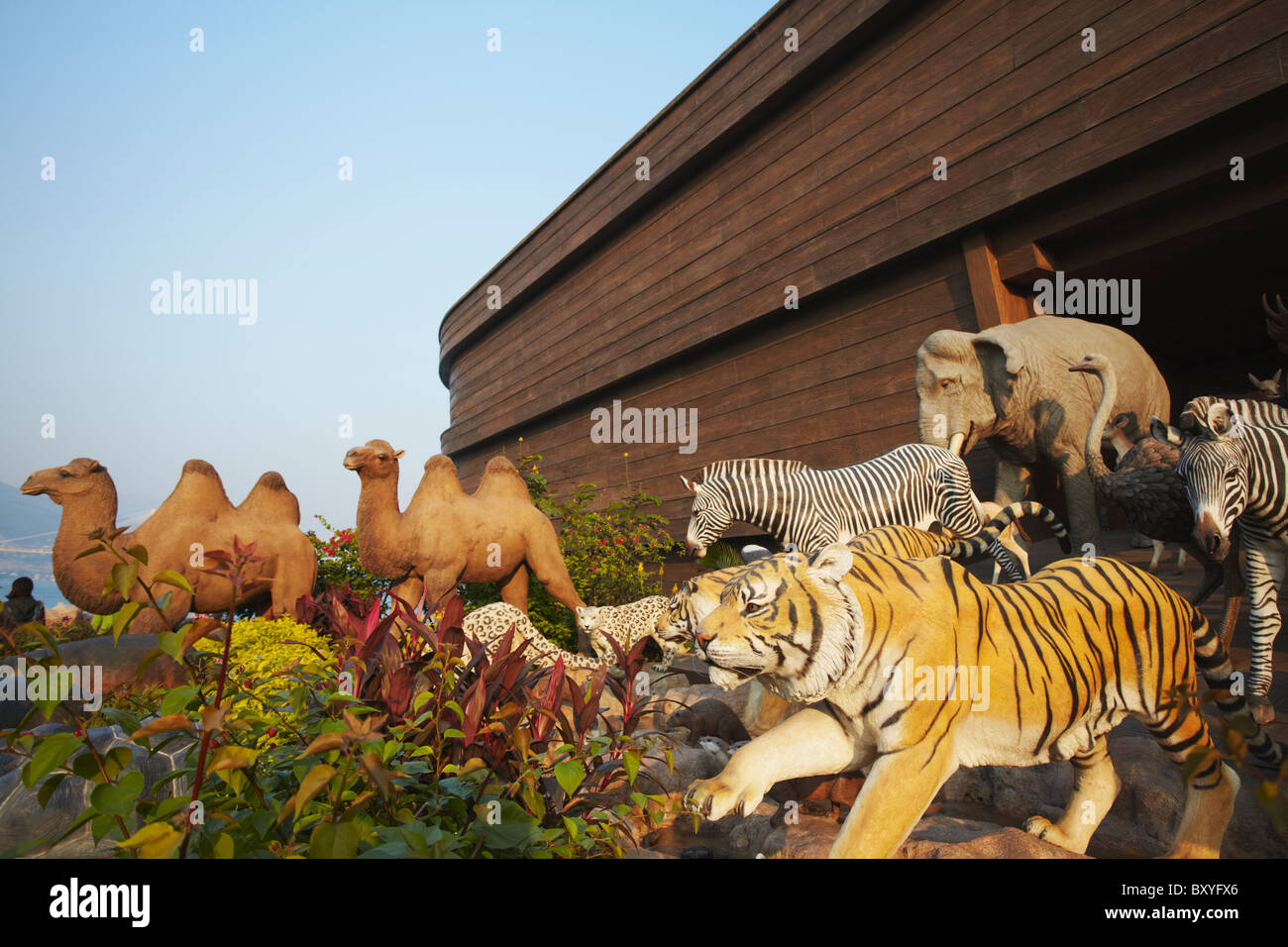 Esculturas de animales en el Arca de Noé (réplica de tamaño completo), Ma Wan, Hong Kong, China Foto de stock