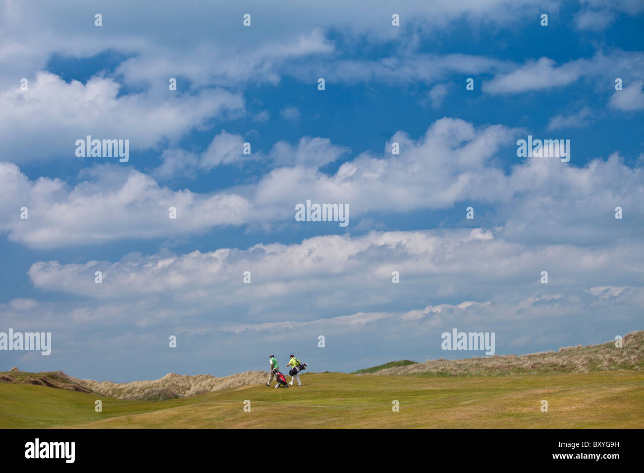 Los golfistas en Doonbeg Golf Club, en el condado de Clare, al oeste de Irlanda Foto de stock
