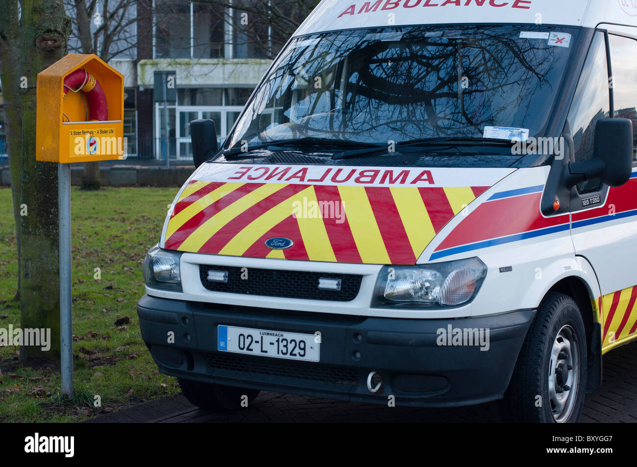 Ambulancia de la cruz roja estacionada junto a la vida boya cerca del estuario del río Shannon en Limerick, República de Irlanda Foto de stock