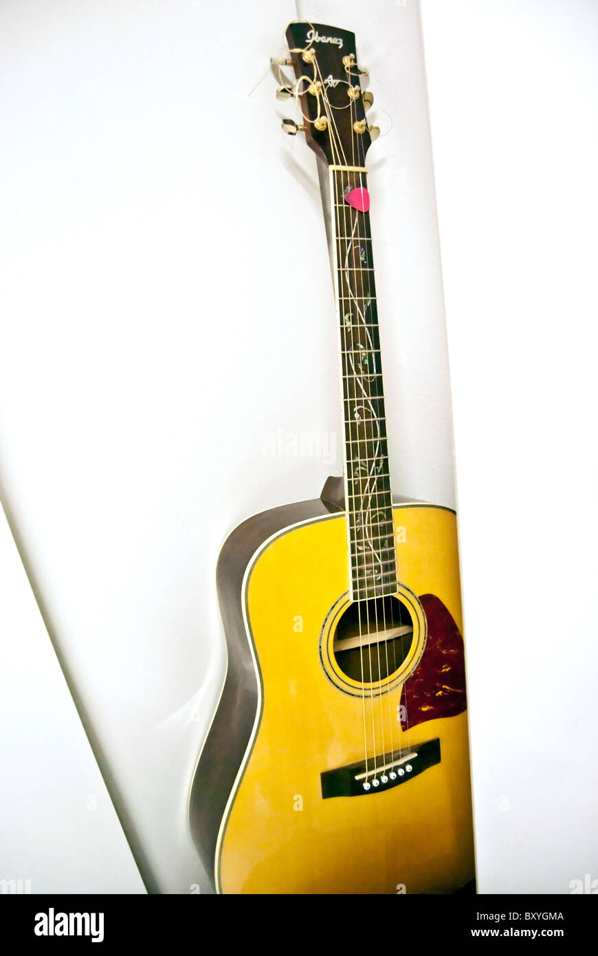 Guitarra acústica marca Ibanez Fotografía de stock - Alamy