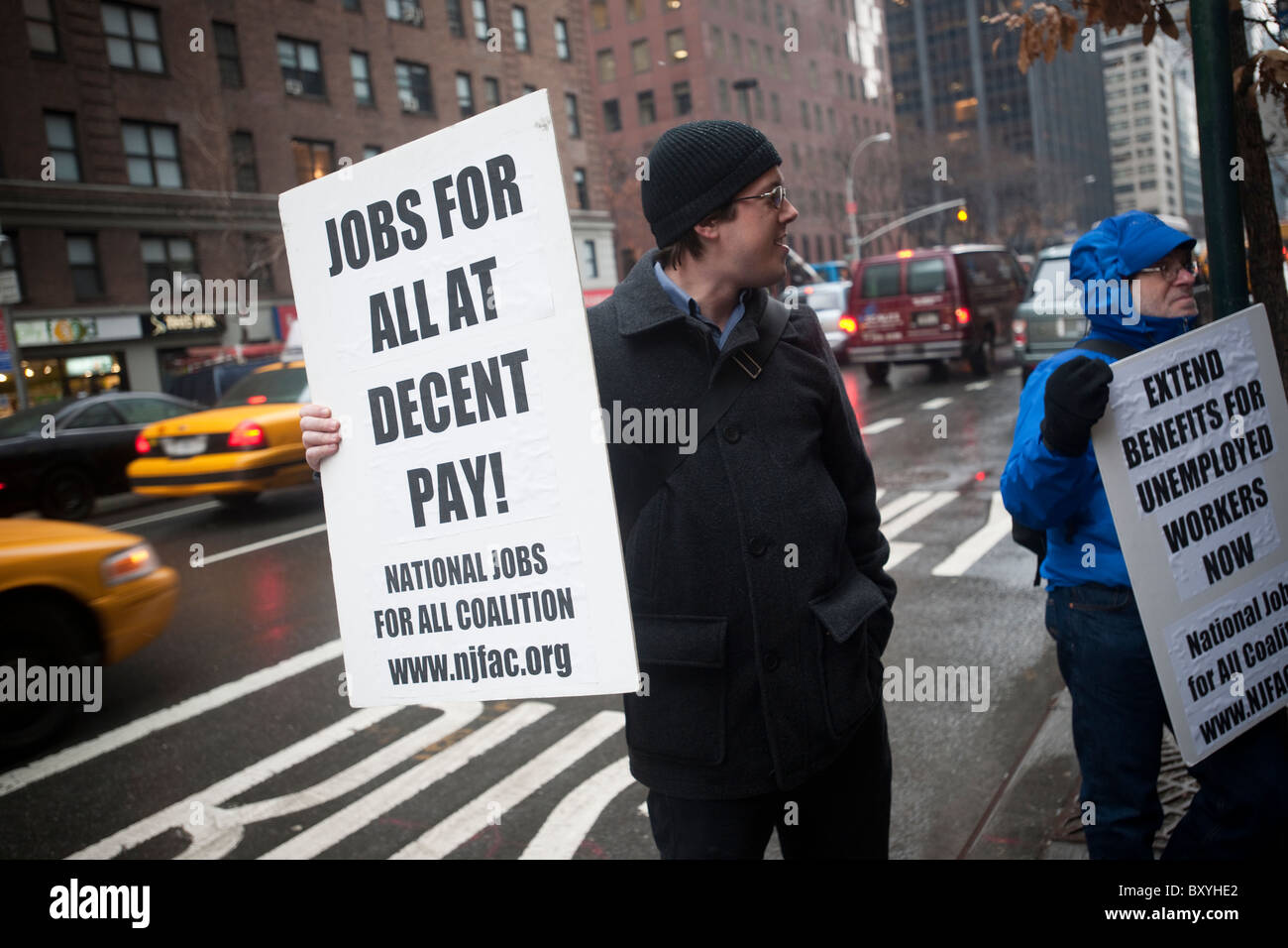 Protesta en Nueva York para exigir la creación de puestos de trabajo por parte del gobierno y la extensión de beneficios por desempleo Foto de stock