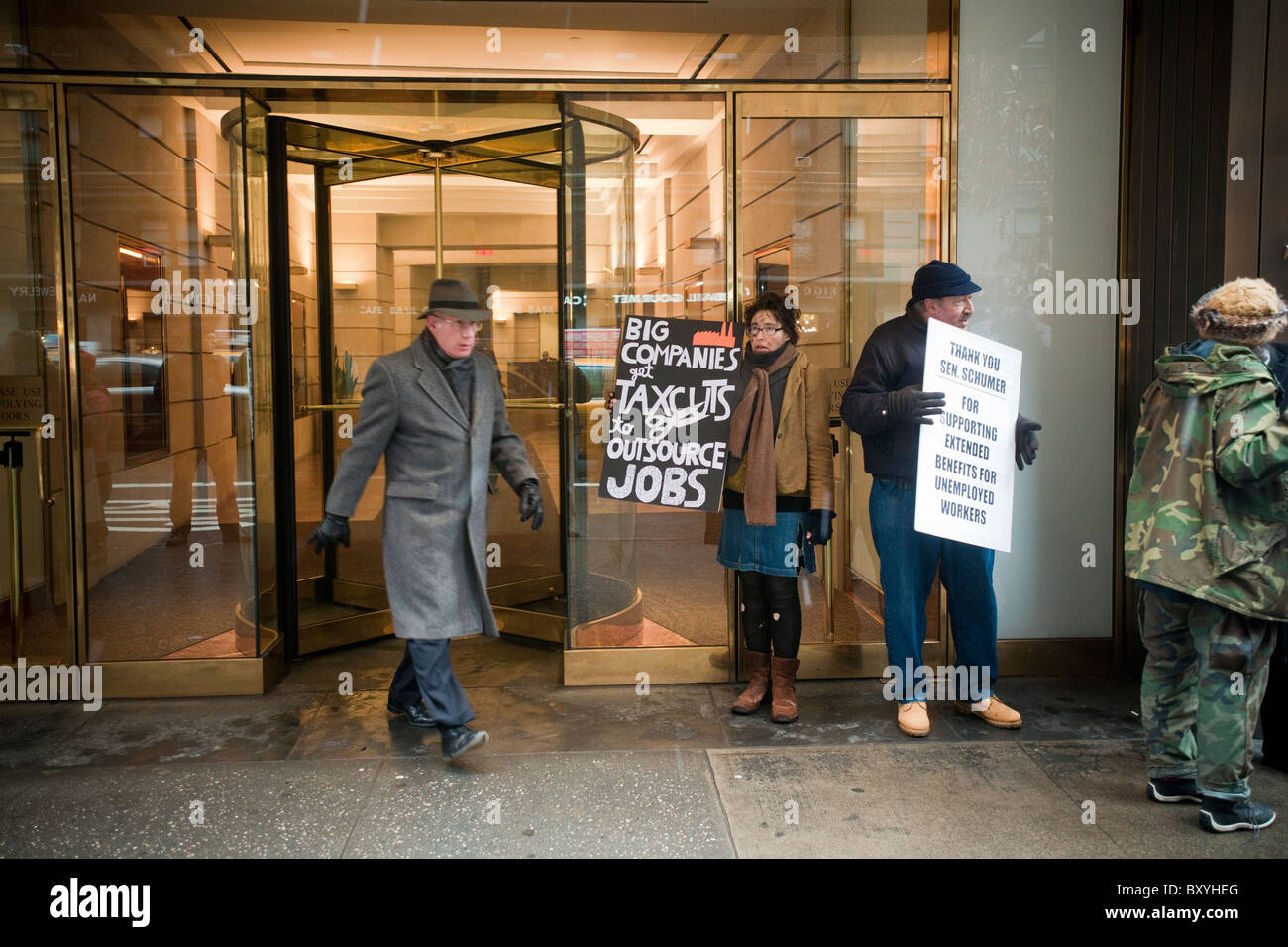 Protesta en Nueva York para exigir la creación de puestos de trabajo por parte del gobierno y la extensión de beneficios por desempleo Foto de stock