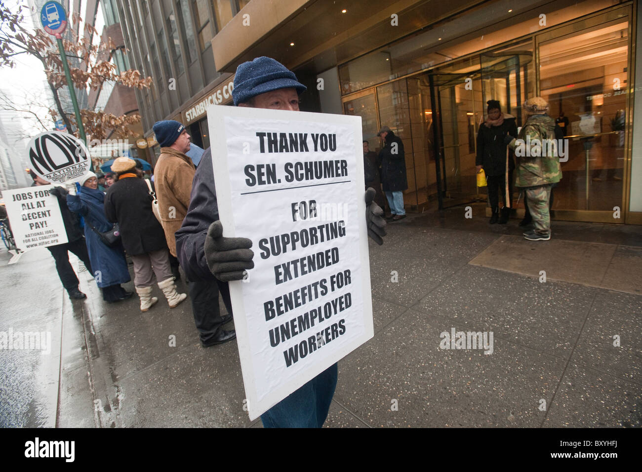 Protesta en Nueva York para exigir la creación de puestos de trabajo por parte del gobierno y la extensión de beneficios por desempleo Foto de stock