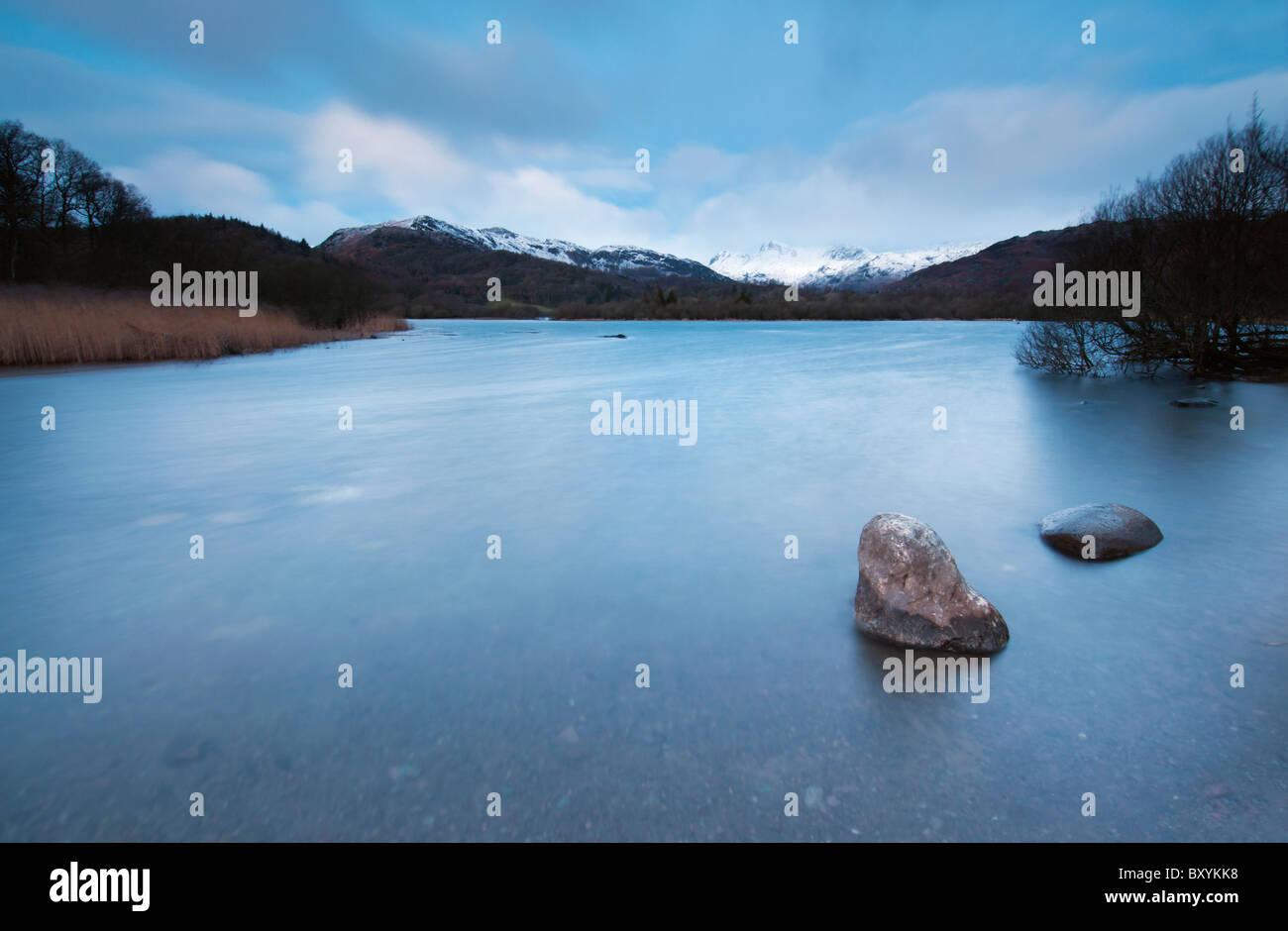 La larga exposición de invierno en Elterwater Amanecer en el Gran Valle de Langdale, Lake District Foto de stock