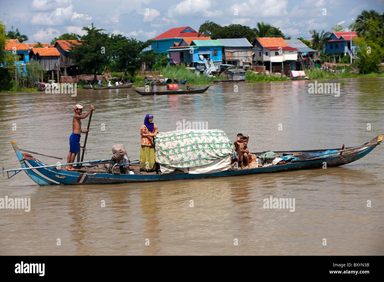 Boat People vietnamitas en el río Tonle Sap. Camboya. Indochina. El sudeste de Asia. Foto de stock
