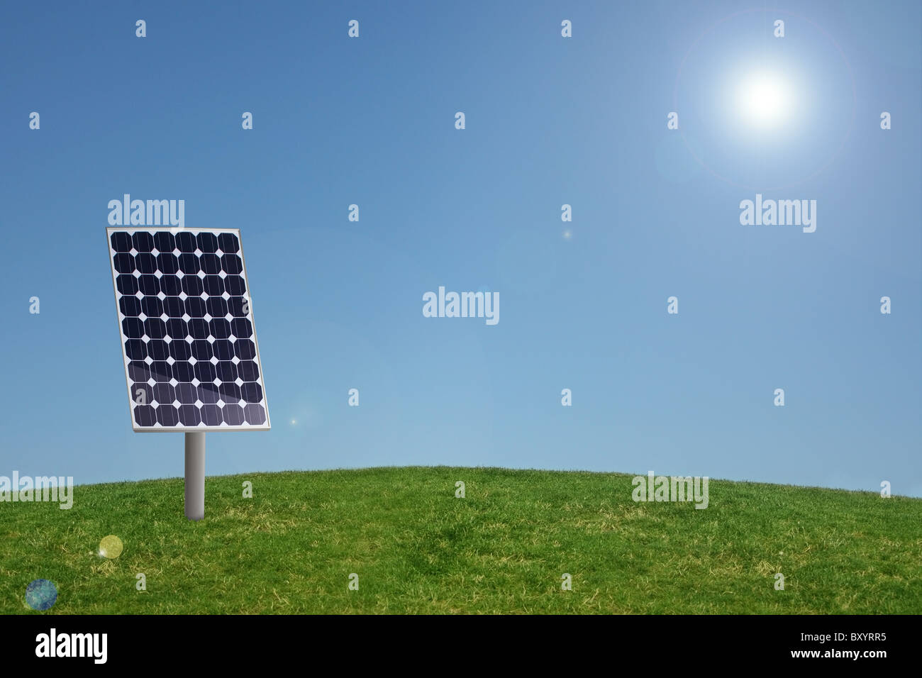 Panel solar en la hierba con el cielo azul Foto de stock