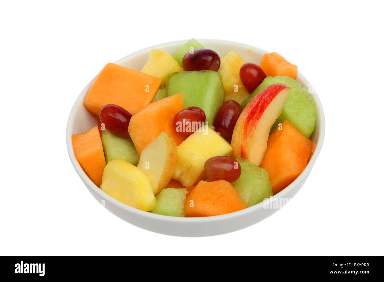 Tazón de fruta fresca sobre fondo blanco. Foto de stock