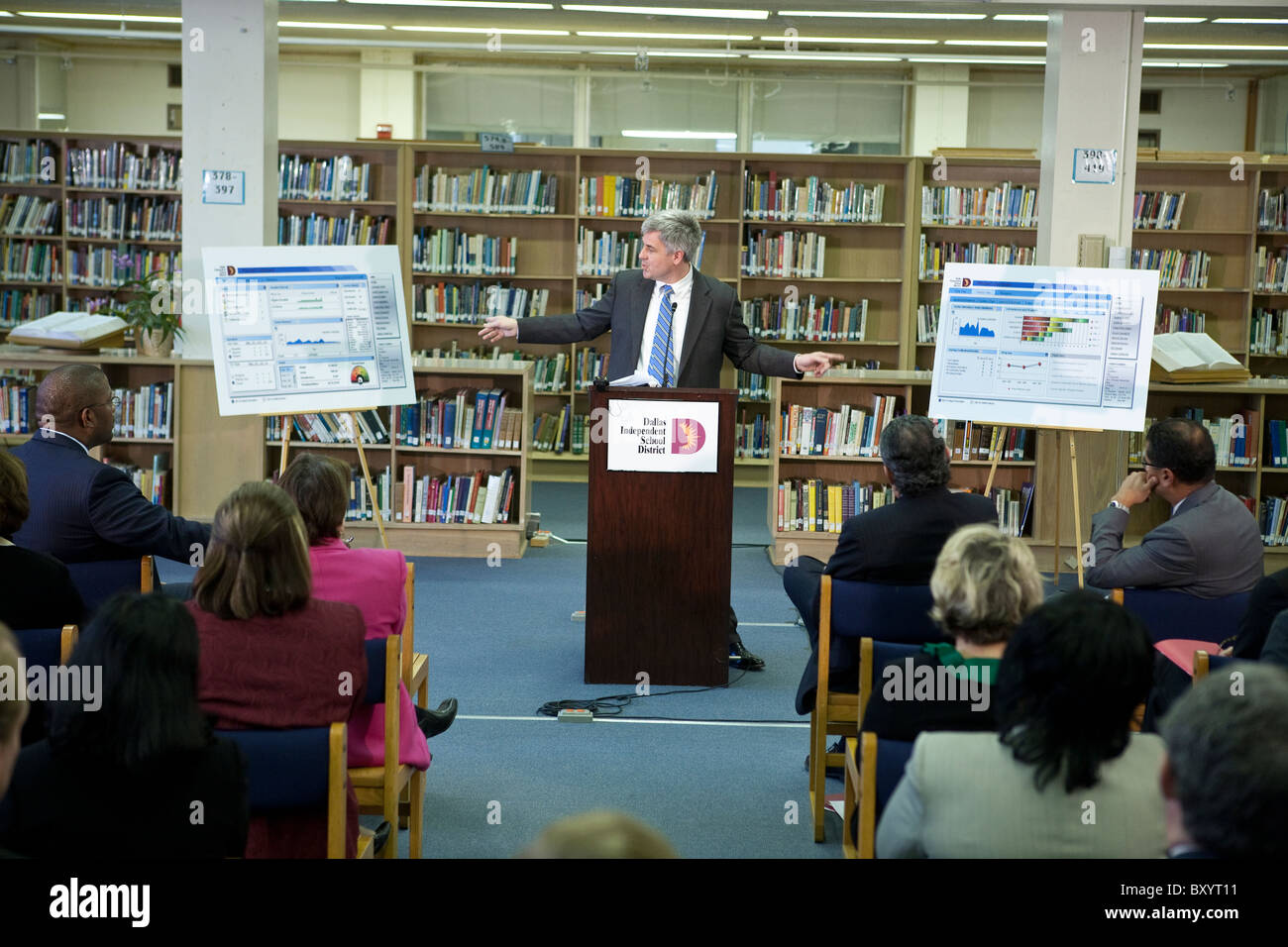 Ejecutivo masculino de la organización sin ánimo de lucro hace presentación durante una conferencia de prensa en la biblioteca de la escuela pública en Dallas, Texas Foto de stock
