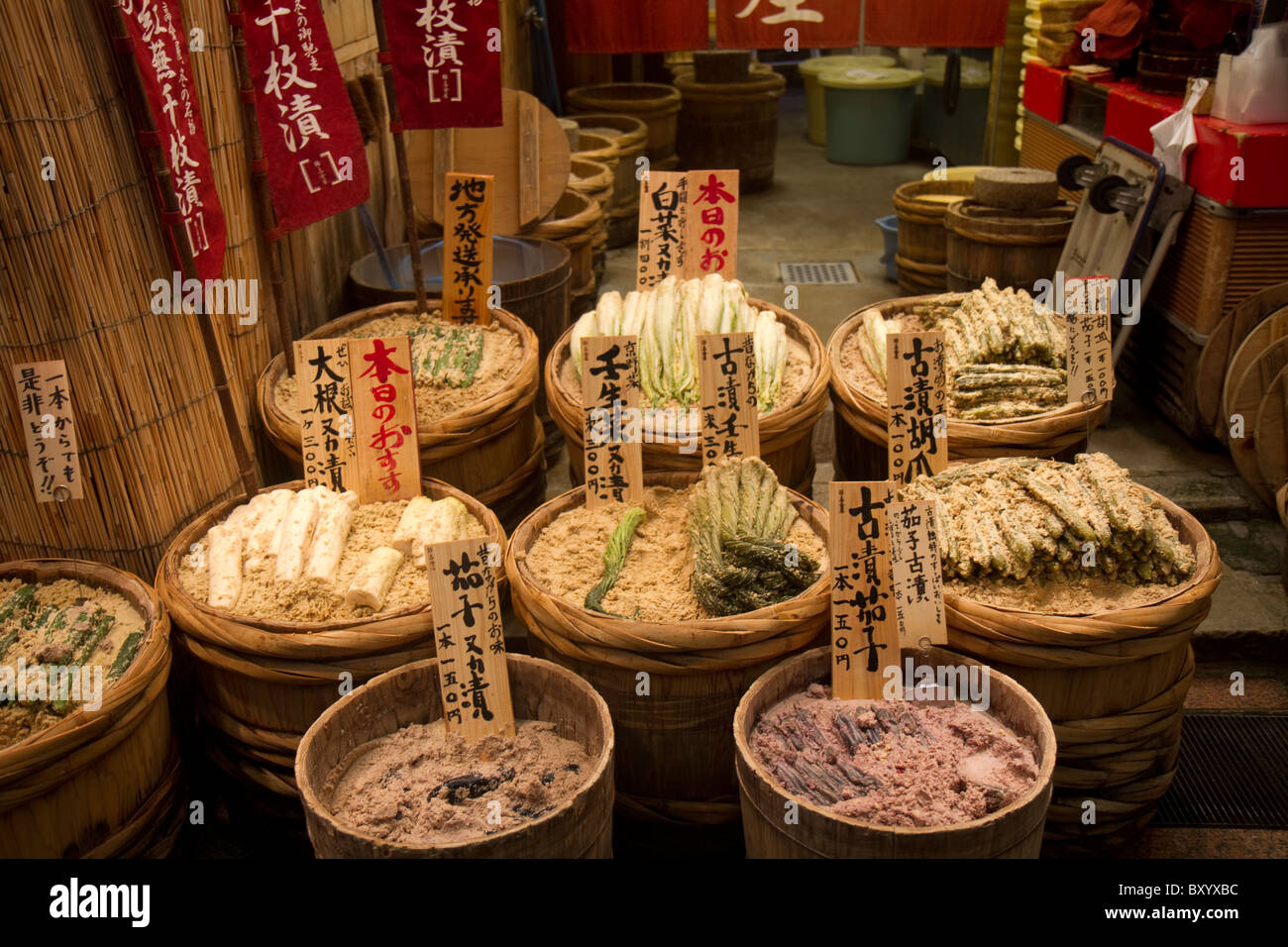 Surtido de verduras del mercado de alimentos nishiki en Kioto Foto de stock