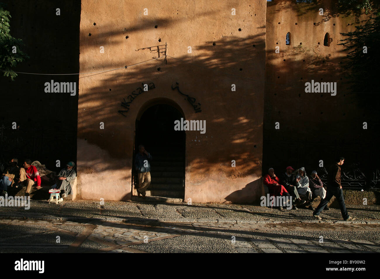 La gente local caminar alrededor de las luminosas calles de Chefchaouen el brillante Marruecos aldea en las montañas de riff. Foto de stock