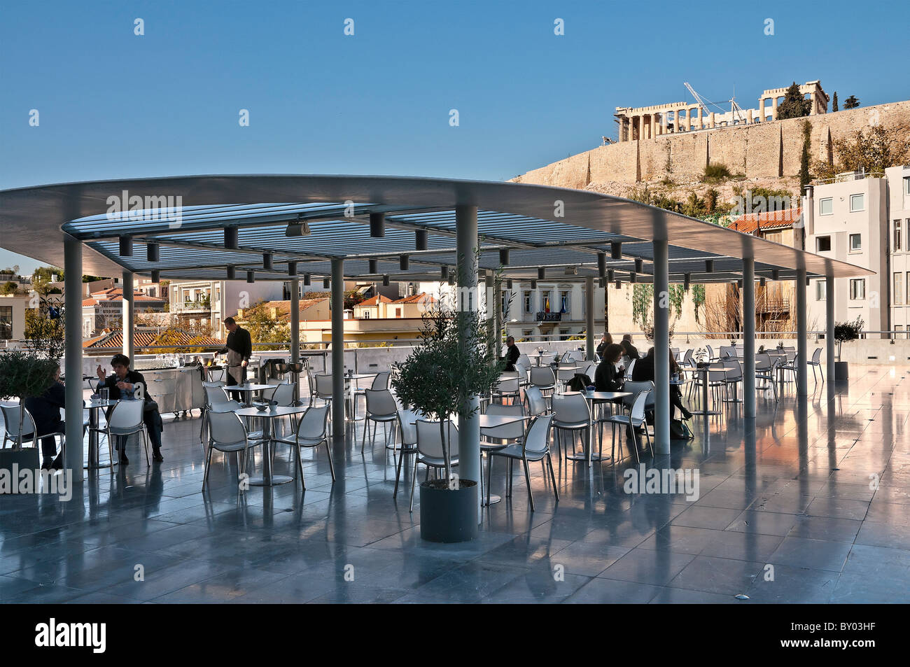 El Partenón encima de la terraza y el restaurante del nuevo Museo de la
