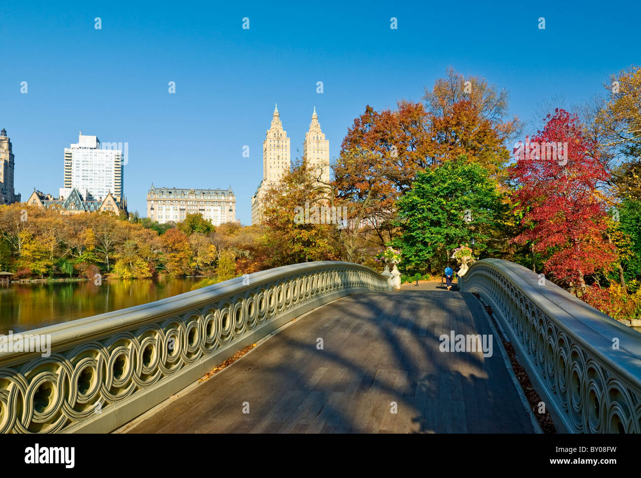Puente de arco y el horizonte de Central Park West, Central Park en otoño, la ciudad de Nueva York. Foto de stock