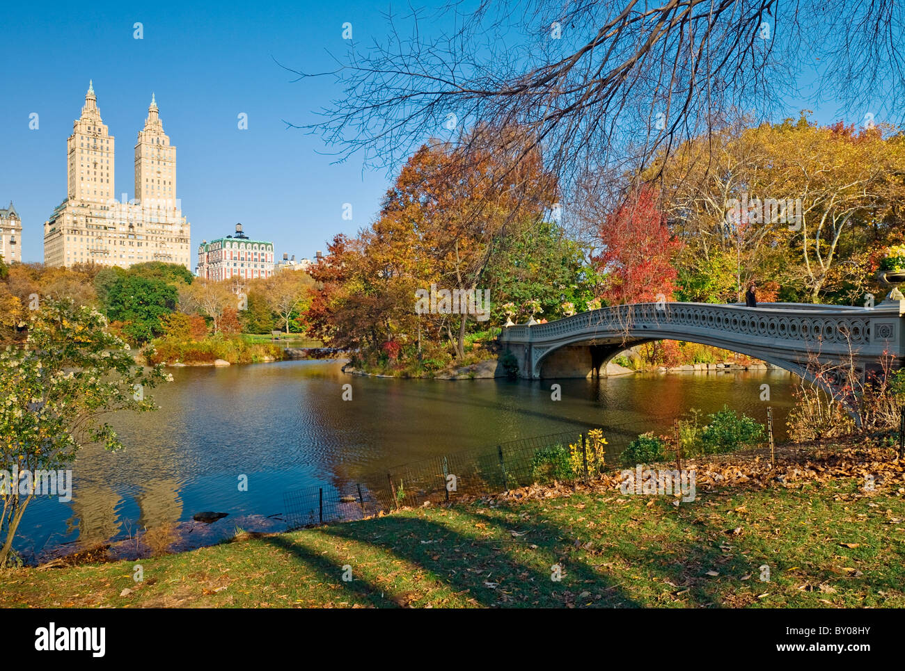 Puente de arco y el Central Park West Skyline en Central park, New York. Foto de stock