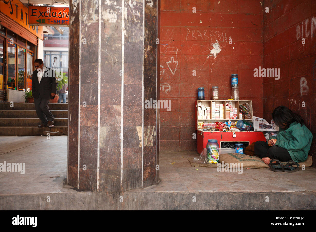Joven vendedor ambulante, Katmandú, Nepal, Asia. Foto de stock