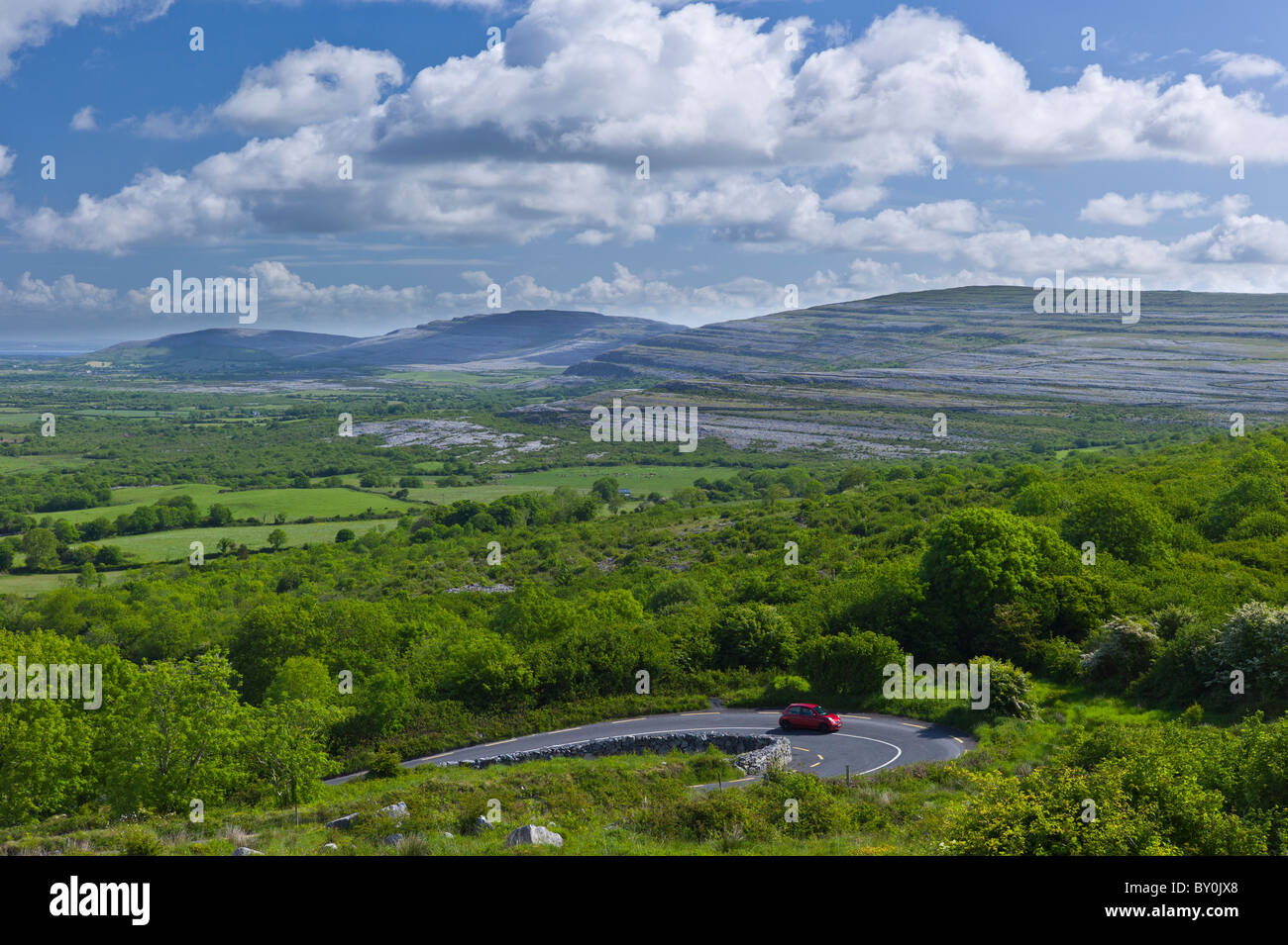 El Burren y Galway Bay de Corkscrew Hill, punto Finvarra Cappanawalla izquierda derecha, el condado de Clare, al oeste de Irlanda Foto de stock