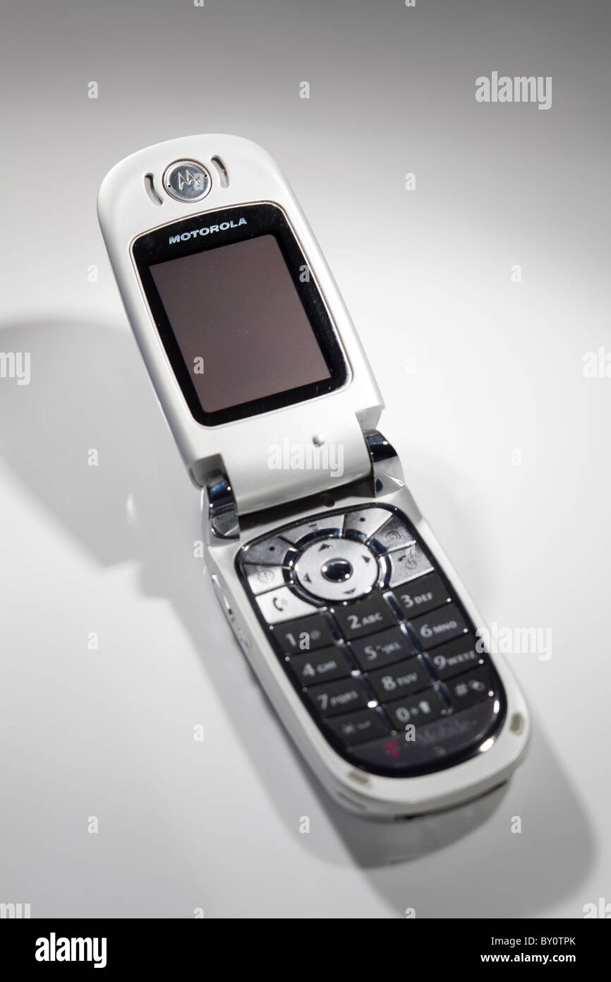 Teléfono móvil Motorola flip cerrado v635 Foto de stock