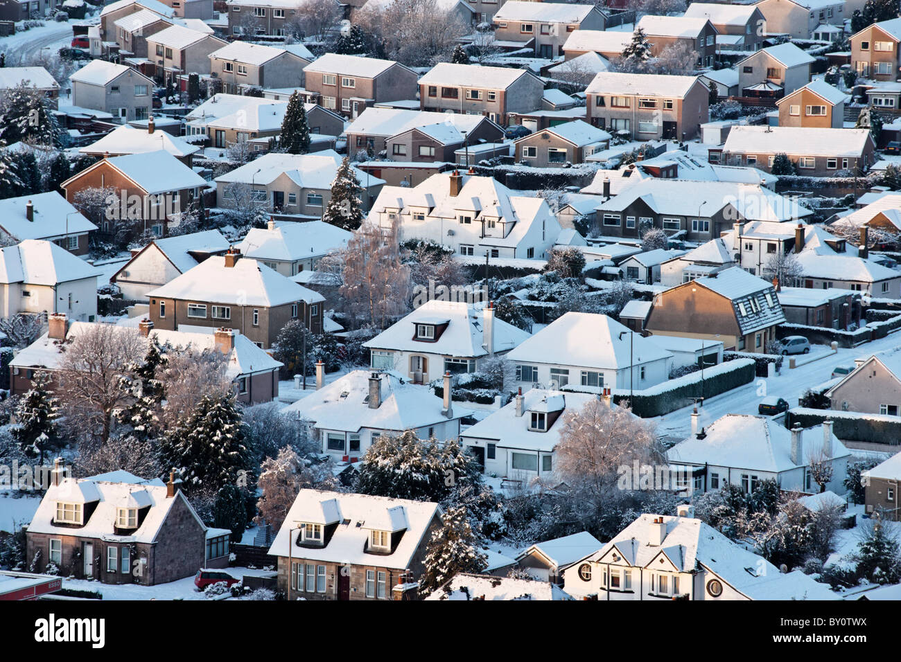 Cubiertas de nieve, casas suburbanas Causewayhead, Stirling, Escocia, Reino Unido. Foto de stock