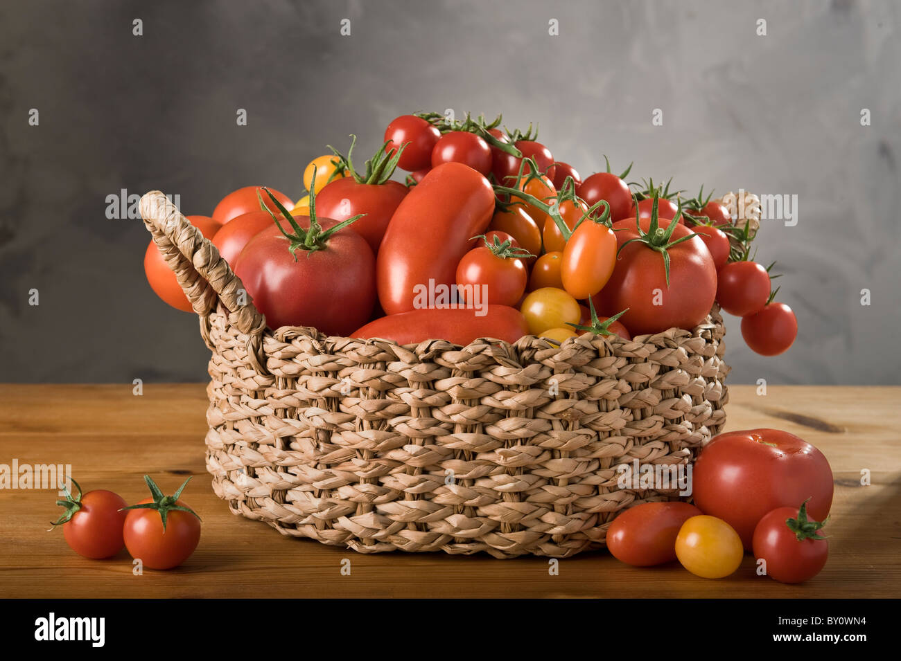 Una cesta con una variación de tomate. Foto de stock