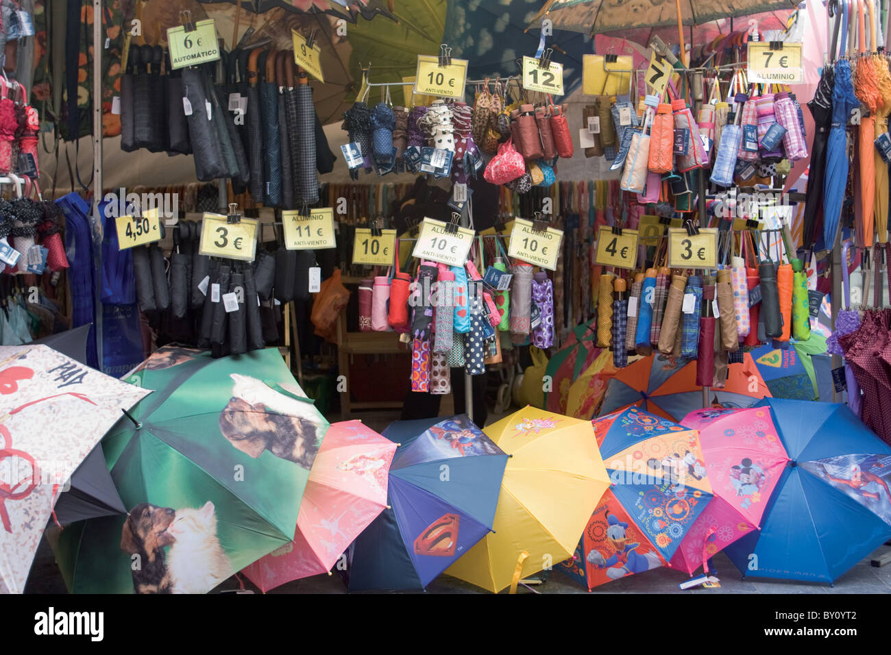 Venta paraguas en Oviedo, Asturias Fotografía de stock - Alamy