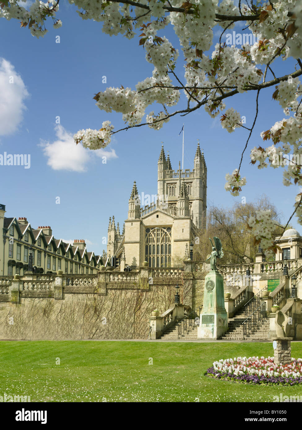 La Abadía de Bath, frente oriental y jardines con flor de chrerry Foto de stock